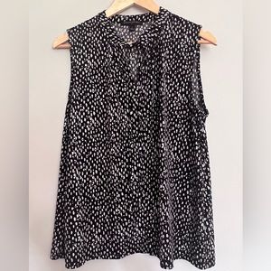 Banana Republic Factory sleeveless black top with grey and white pattern. Size L